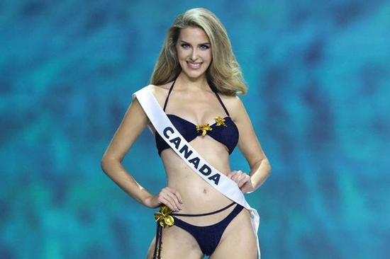 Hoa hậu 30 tuổi gây tranh cãi khi diễn áo tắm lúc mang bầu 4 tháng