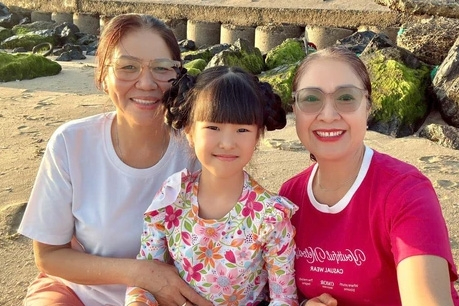 Mẹ đẻ và mẹ chồng Lê Phương thân thiết khi đi du lịch cùng nhau