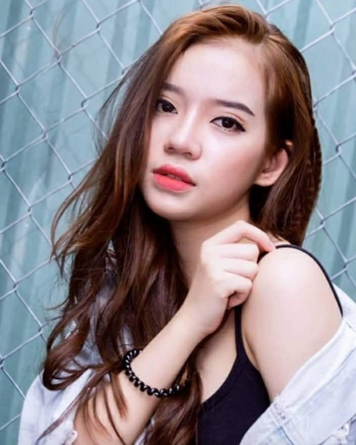 Nhờ thành công của phim, nữ ca sĩ nhanh chóng trở thành tâm điểm chú ý của khán giả. Vì vậy, những bức ảnh quá khứ của LyLy bất ngờ được “đào lại”.