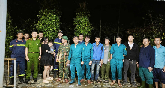 Băng đồi tìm kiếm bé trai 5 tuổi đi lạc trong đêm