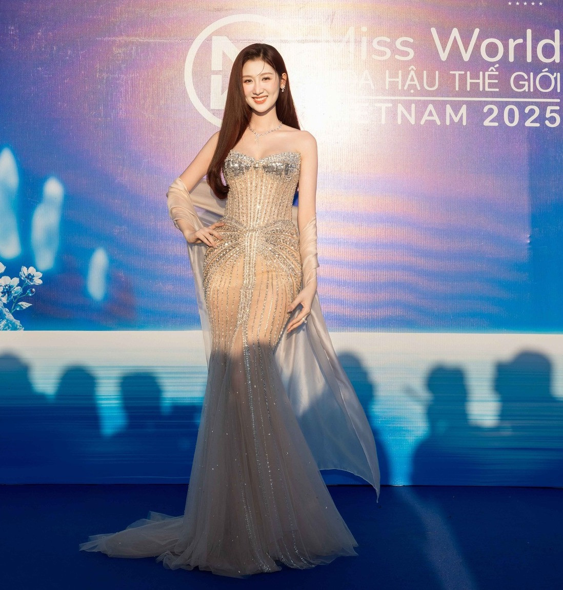 Bố đẻ Hoa hậu Ý Nhi xuất hiện tại chung kết Miss World Vietnam 2025 - Ảnh 7.