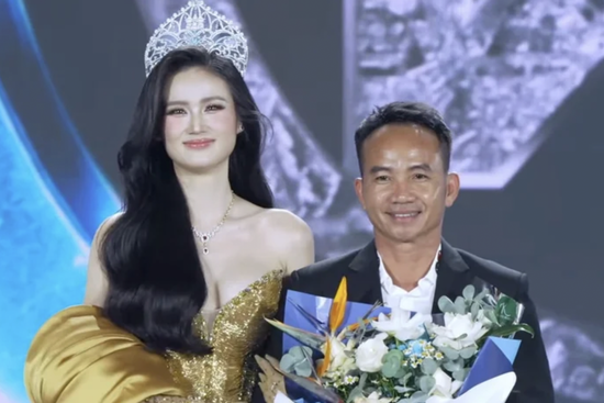 Bố đẻ Hoa hậu Ý Nhi gây chú ý