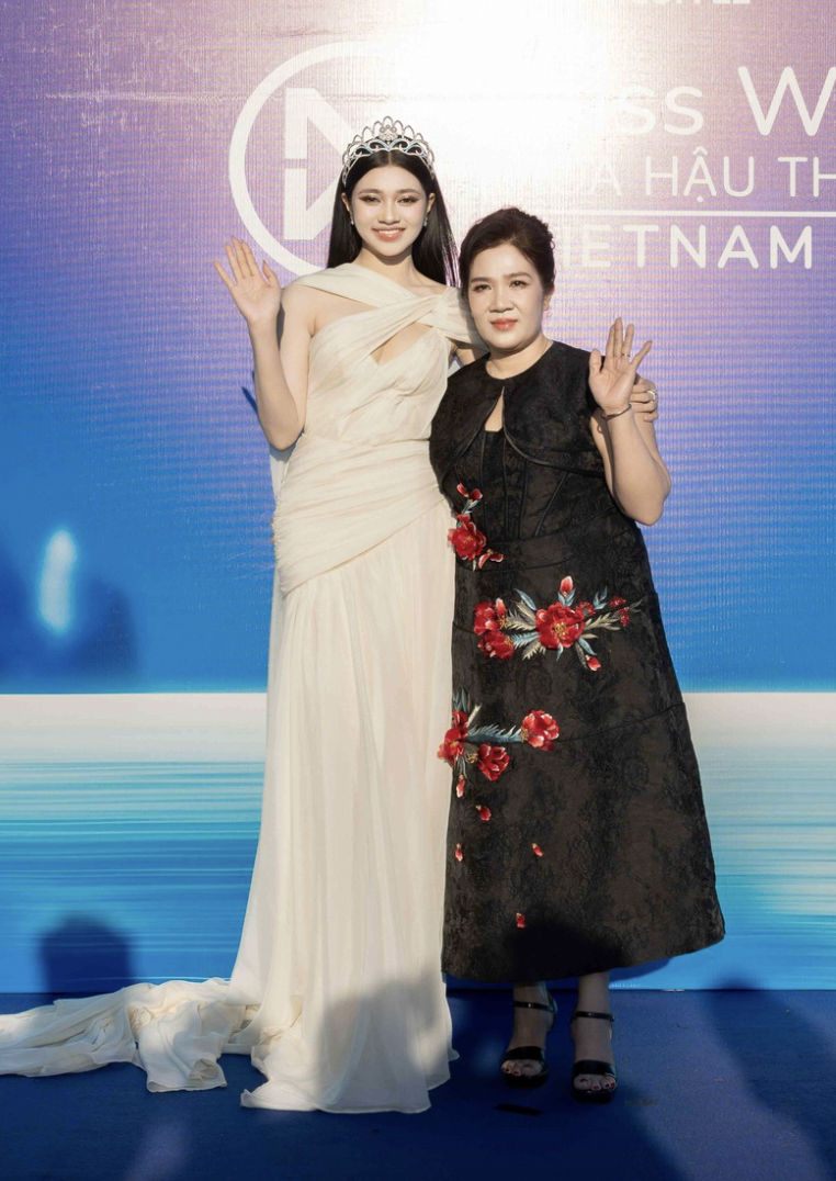 Bố đẻ Hoa hậu Ý Nhi xuất hiện tại chung kết Miss World Vietnam 2025 - Ảnh 4.