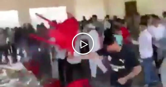 Clip: Khách mời lao vào ẩu đả dữ dội tại đám cưới vì... thiếu đùi gà