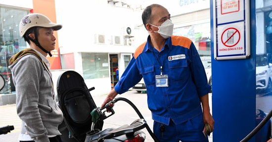 Giá xăng RON95 giảm 5.600 đồng/lít nhờ quyết sách mới; nhà máy lọc dầu báo tin vui