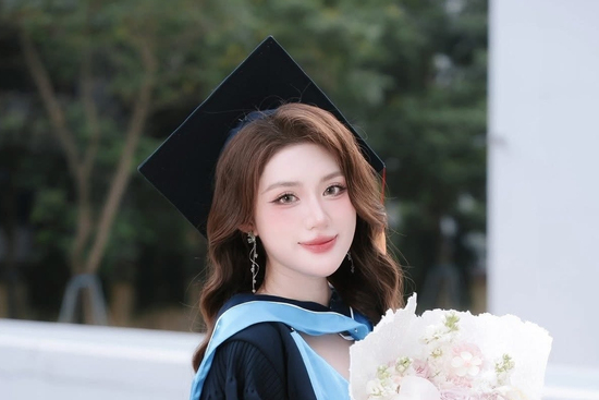 Gu thời trang đời thường 'lạ đời' của Tân hoa hậu Phan Phương Oanh