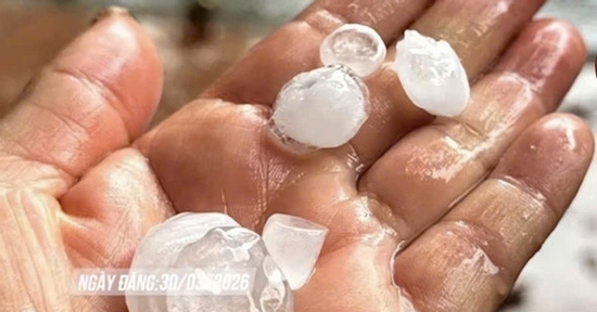 Hà Nội bất ngờ mưa đá lúc rạng sáng, nhiều người tỉnh giấc