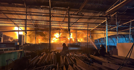 Hà Nội: Cháy lớn cụm kho xưởng 6.000m2 tại Thanh Liệt, một người tử vong