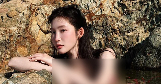 Juky San 'cúi đầu nhận lỗi' vì hành động mặc bikini tắm trong Giếng Tiên