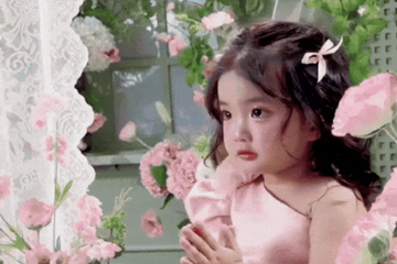 Lisa nhà Khánh Thi bé xíu đã xinh yêu, thần thái sao nhí, đời này 'không rực rỡ' sao được