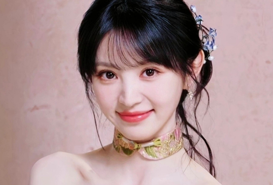 Nữ diễn viên 29 tuổi bị ngắt sóng khi đang trực tiếp vì mặc gợi cảm