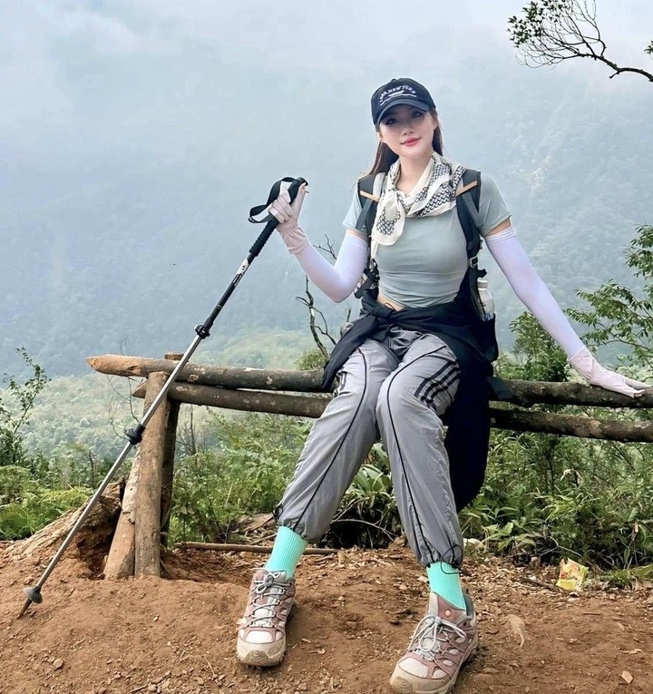 Bên cạnh vẻ đẹp nóng bỏng, Phan Phương Oanh còn rất cá tính, đam mê các bộ môn vận động như nhảy, leo núi, golf,... Người đẹp rất hay chia sẻ những khoảnh khắc đời thường bình dị, chinh phục những đỉnh núi cùng bạn bè của mình.