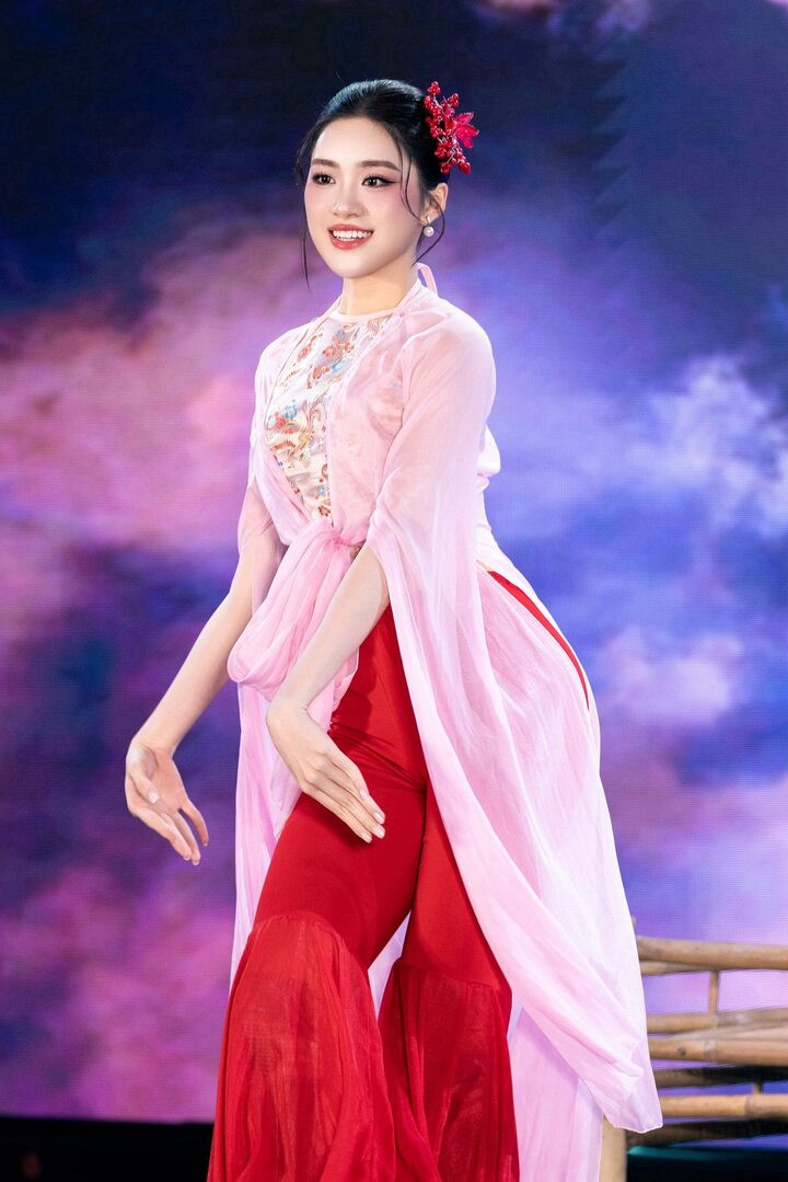 Cô từng tham gia Hoa hậu Việt Nam 2022 và dừng chân ở Top 10 chung cuộc, cùng giải thưởng phụ