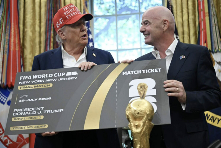 Gianni Infantino (bên phải) nhiều lần nhấn mạnh rằng World Cup sẽ là một sự kiện