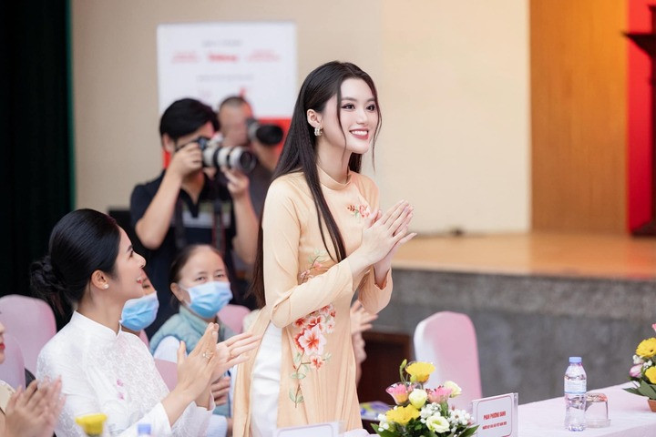 Cô từng tham gia Hoa hậu Việt Nam 2022 và dừng chân ở Top 10 chung cuộc, cùng giải thưởng phụ