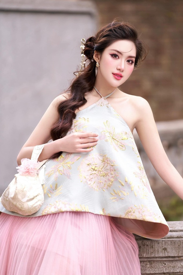 Người đẹp không chỉ tạo ấn tượng mỗi khi xuất hiện qua thần thái, phong cách thời trang mà còn thu hút bởi hình ảnh đời thường năng động, gần gũi.