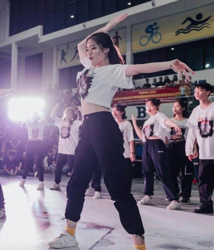 Phương Oanh là cựu chủ tịch Câu lạc bộ Phan Đình Phùng Dance Club, cùng đội đại diện Trường THPT Phan Đình Phùng giành quán quân giải đấu High School Best Dance Crew năm 2020.