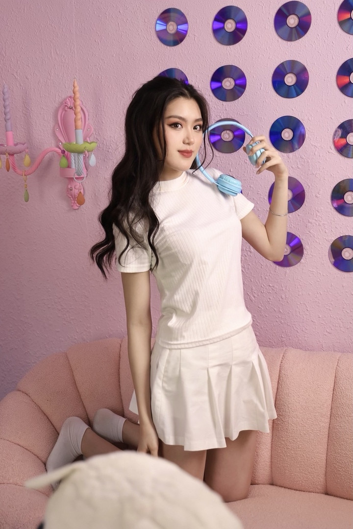 Trong phần trả lời ứng xử, Phương Oanh cho biết điều cô muốn chia sẻ với thế giới về Việt Nam là tinh thần đoàn kết và lòng nhân ái của con người nơi đây.