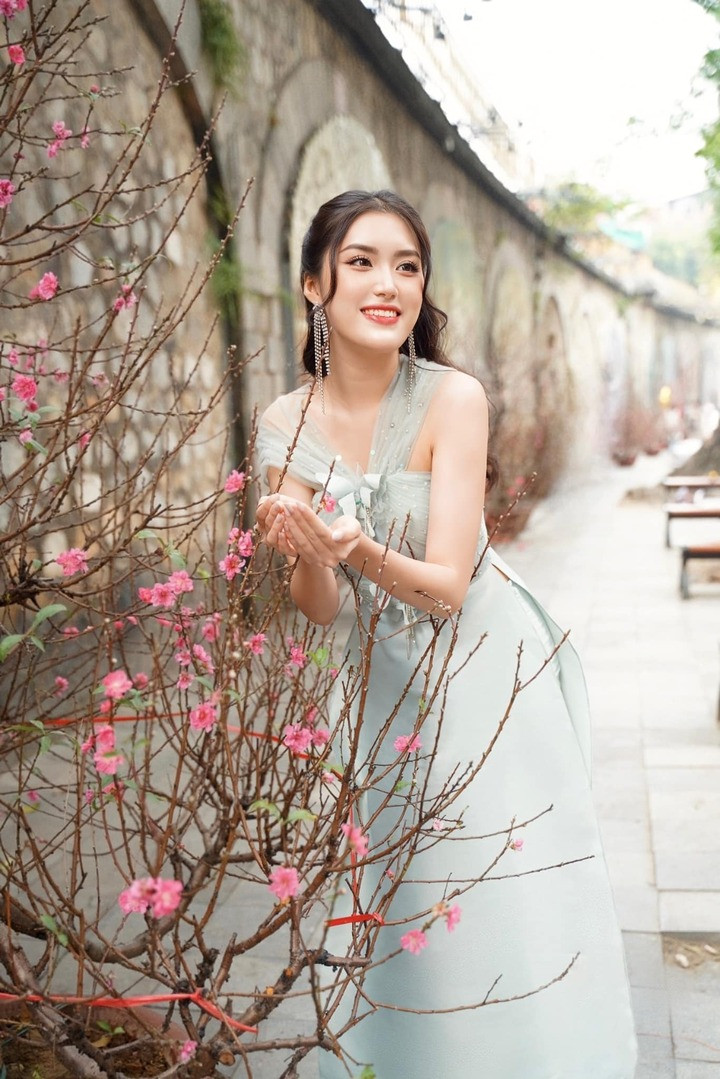 Khi được xướng tên chiến thắng, Phương Oanh không giấu nổi xúc động. Trong hành trình Miss World Vietnam năm nay, cô đã tạo dấu ấn với nhan sắc xinh đẹp cùng khả năng ăn nói lưu loát.