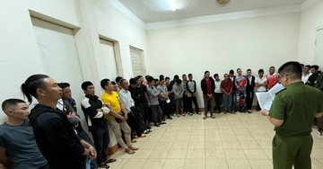 Bắt 45 người trong sới bạc 'câu cá', thu nhiều ô tô và tiền mặt