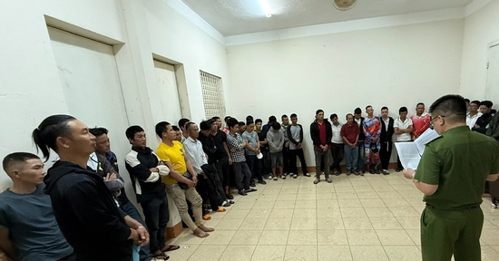 Bắt 45 người trong sới bạc 'câu cá', thu nhiều ô tô và tiền mặt