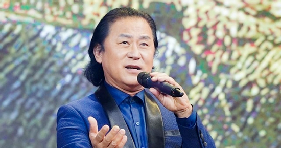 Cuộc sống an yên, viên mãn của 'ông hoàng nhạc đỏ' nổi tiếng