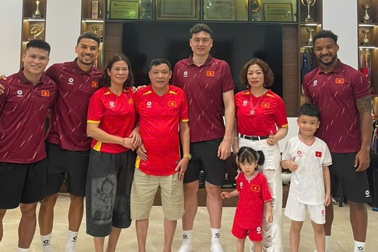 Dàn sao tuyển Việt Nam thăm biệt thự nhà Tuấn Hải, bên trong xa hoa khiến Đỗ Duy Mạnh xuýt xoa