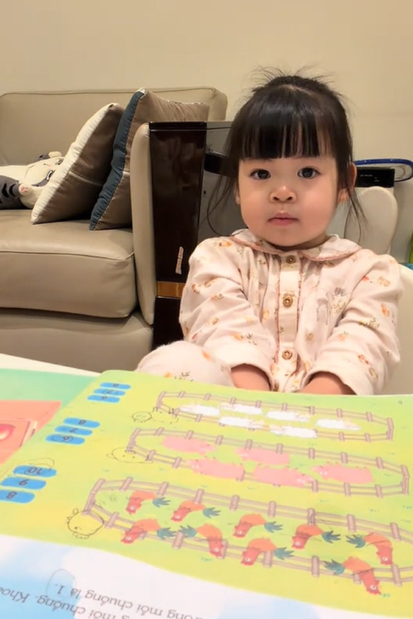 Thú vị khoảnh khắc con gái Hoa hậu Đỗ Mỹ Linh học số - Ảnh 3.