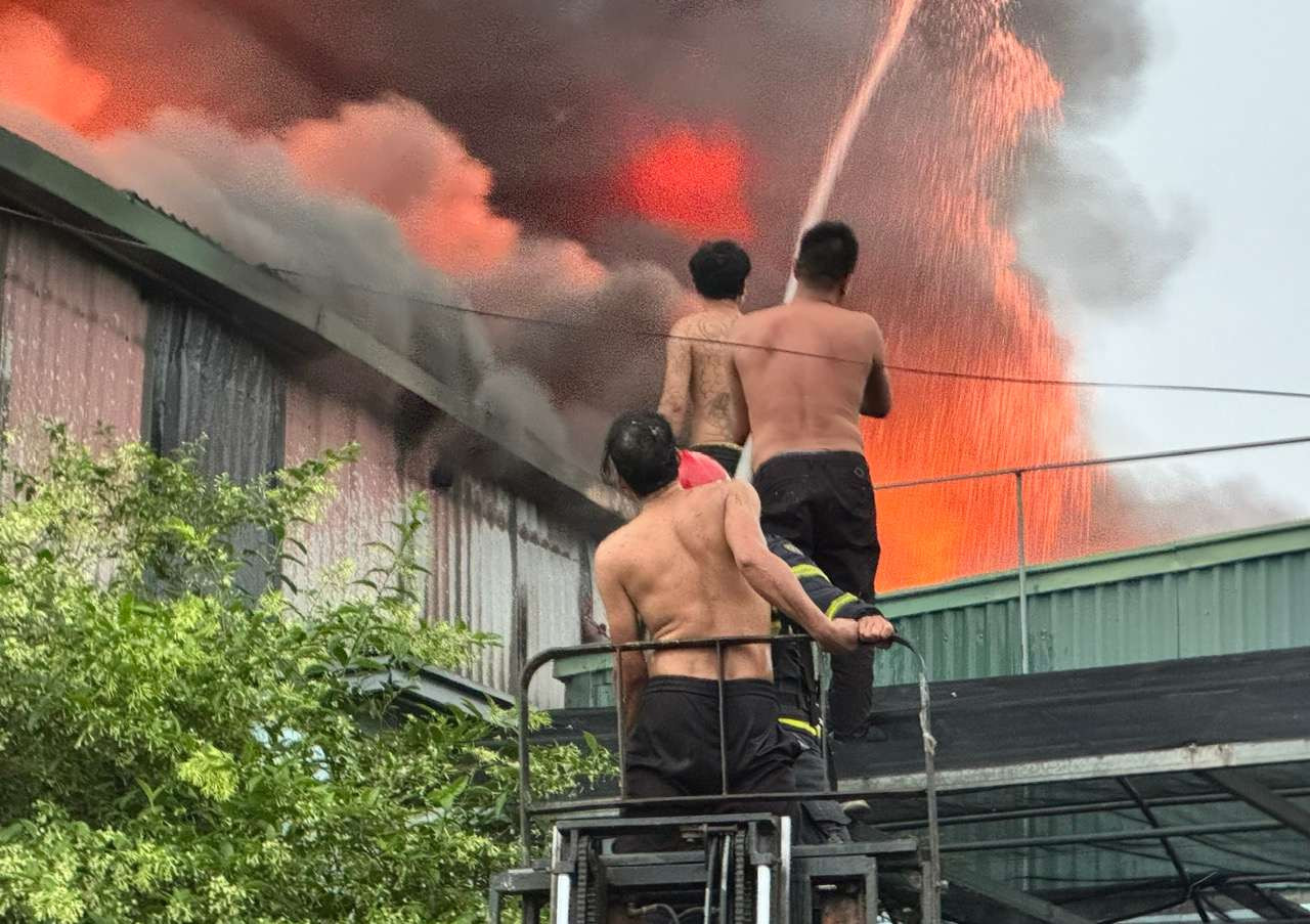 Hà Nội: Huy động 12 xe chữa cháy dập lửa tại xưởng bánh kẹo rộng 700m² ở Hương Sơn - Ảnh 2.