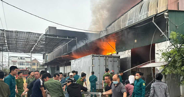 Hà Nội: Huy động 12 xe chữa cháy dập lửa tại xưởng bánh kẹo rộng 700m² ở Hương Sơn