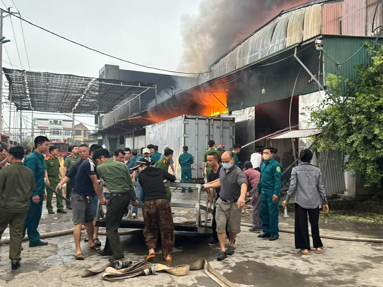 Hà Nội: Huy động 12 xe chữa cháy dập lửa tại xưởng bánh kẹo rộng 700m² ở Hương Sơn - Ảnh 1.