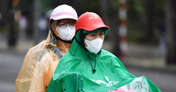 Hà Nội nắng gắt chớp nhoáng, không khí lạnh đang tràn về gây mưa giông