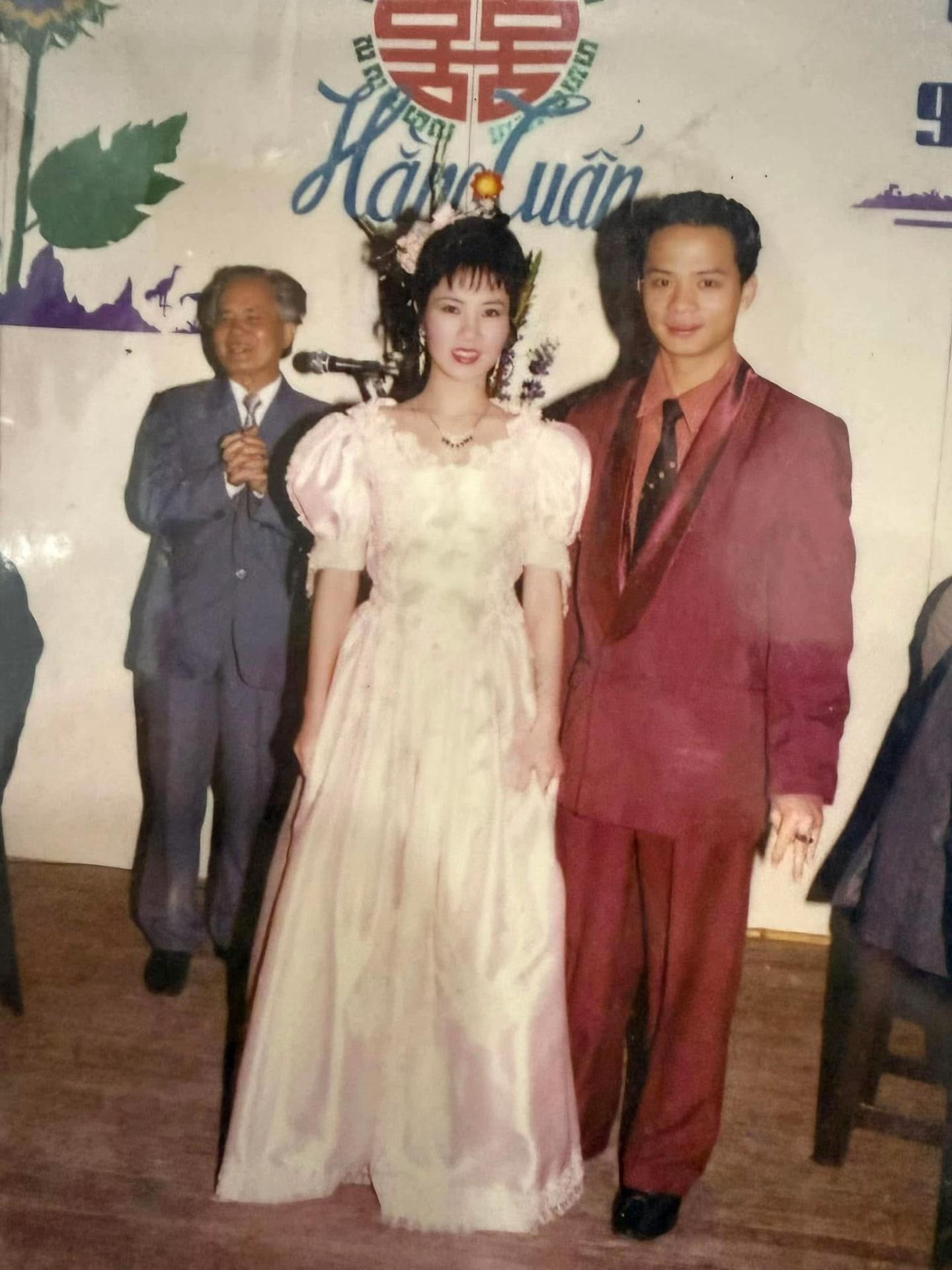 NSƯT Hằng: 'Chúng tôi từng nghèo đến mức phải vay mượn khi sinh con' - Ảnh 8.