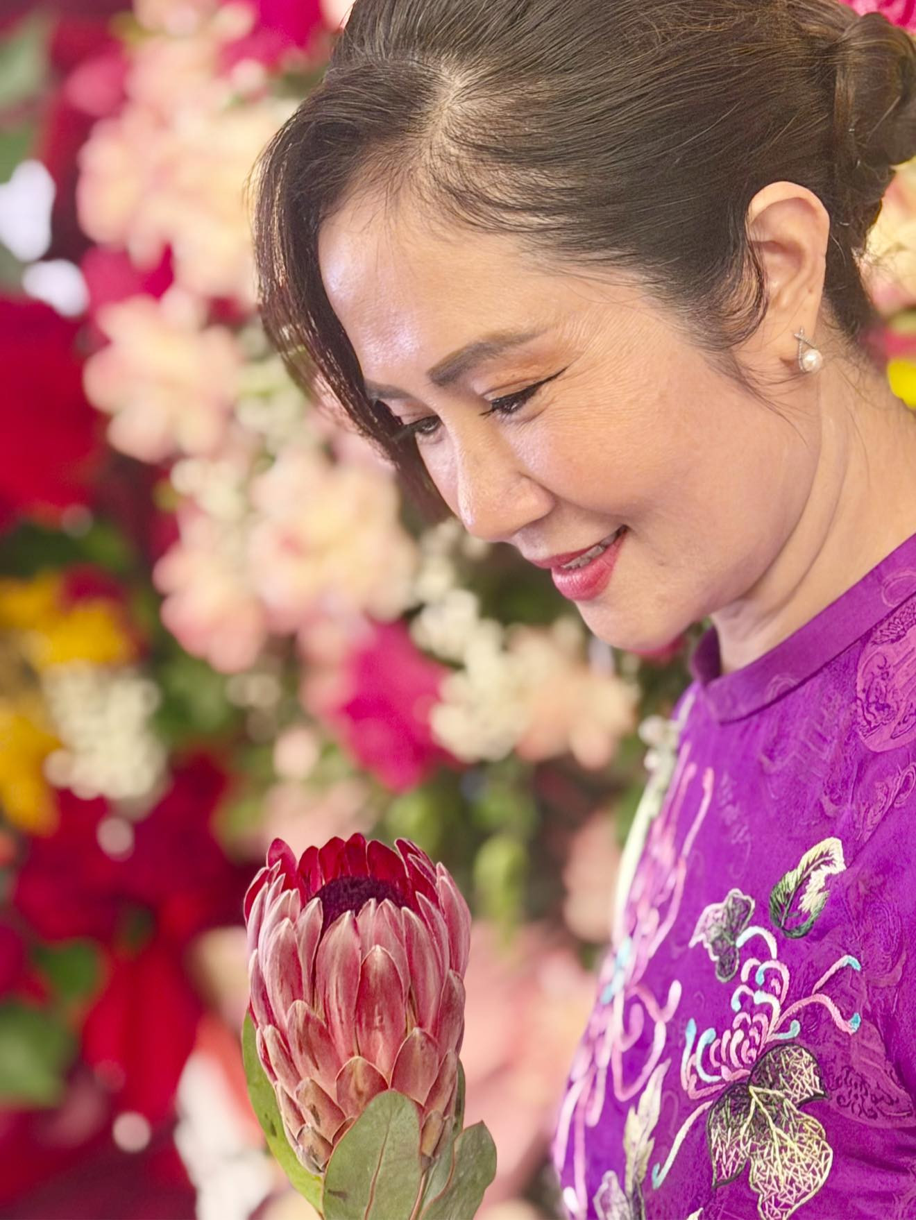 NSƯT Hằng: 'Chúng tôi từng nghèo đến mức phải vay mượn khi sinh con' - Ảnh 2.