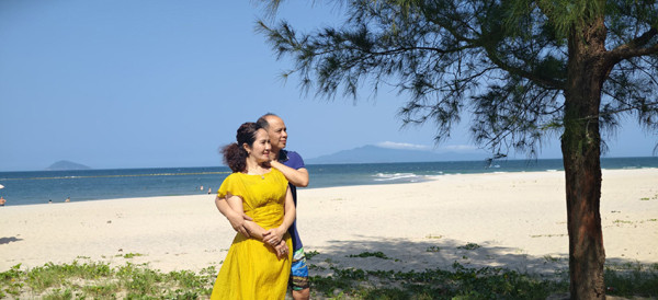 NSƯT Hằng: 'Chúng tôi từng nghèo đến mức phải vay mượn khi sinh con' - Ảnh 3.