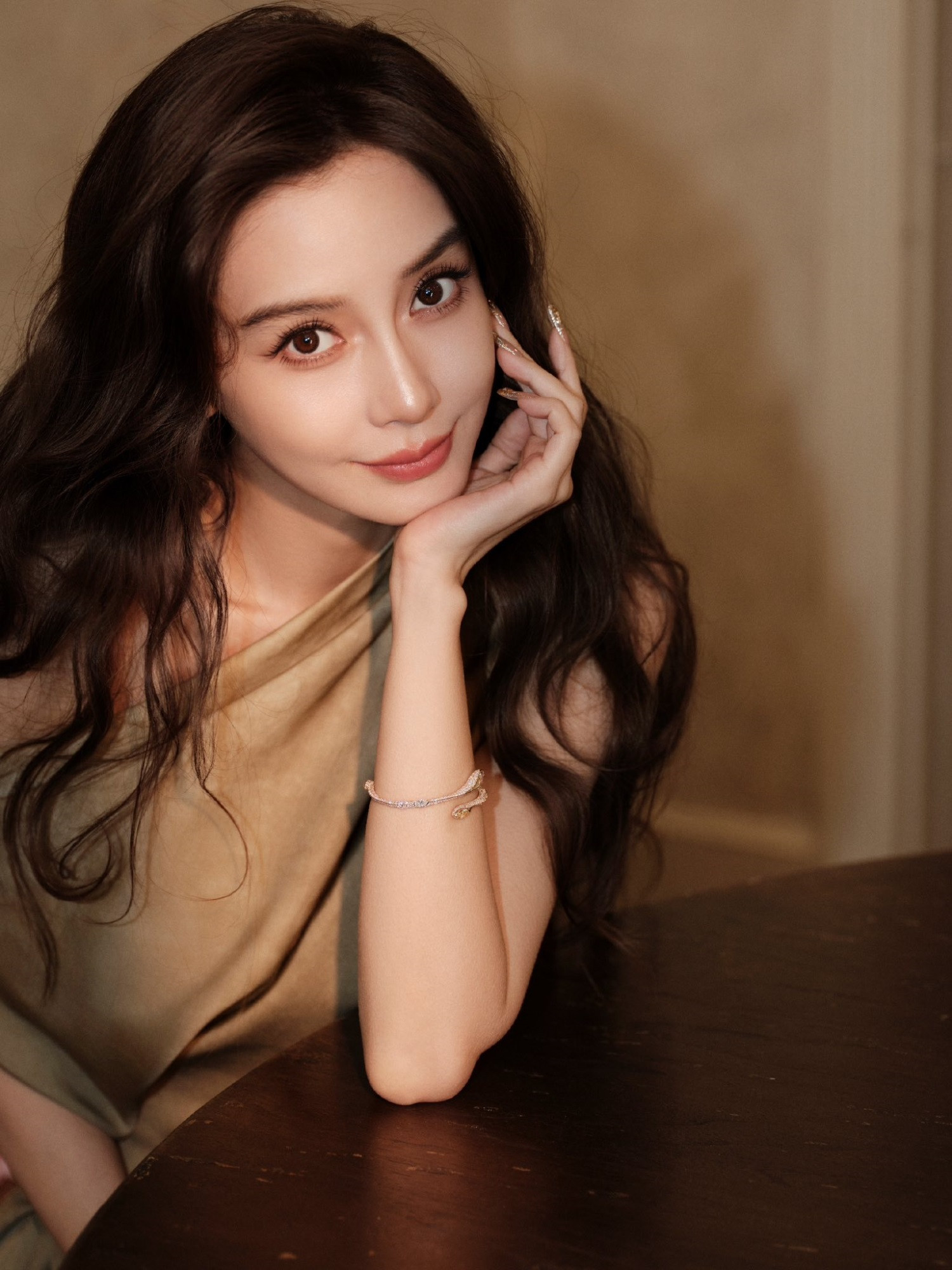 Tình cảnh sa sút của nữ diễn viên Angelababy sau thời gian dài bị 'cấm sóng' - Ảnh 2