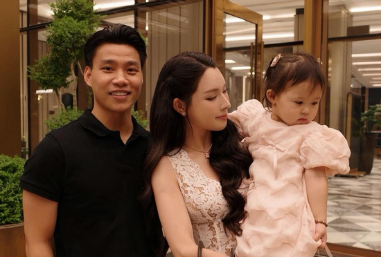 Văn Thanh chi bạo cho bạn gái 'trâm anh thế phiệt' làm đẹp, mua đồ đôi, còn tự giác 'đứng bếp' rửa bát cực ngoan!