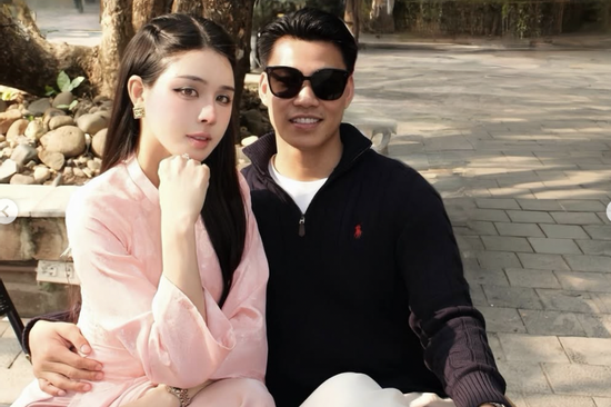 Bạn gái 'trâm anh thế phiệt' đưa Văn Thanh đi mua hàng hiệu, chọn toàn món đắt tiền