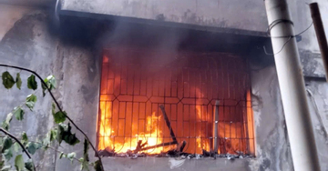 Cháy dữ dội trong căn nhà 5 tầng ở Hà Nội, lửa đỏ rực