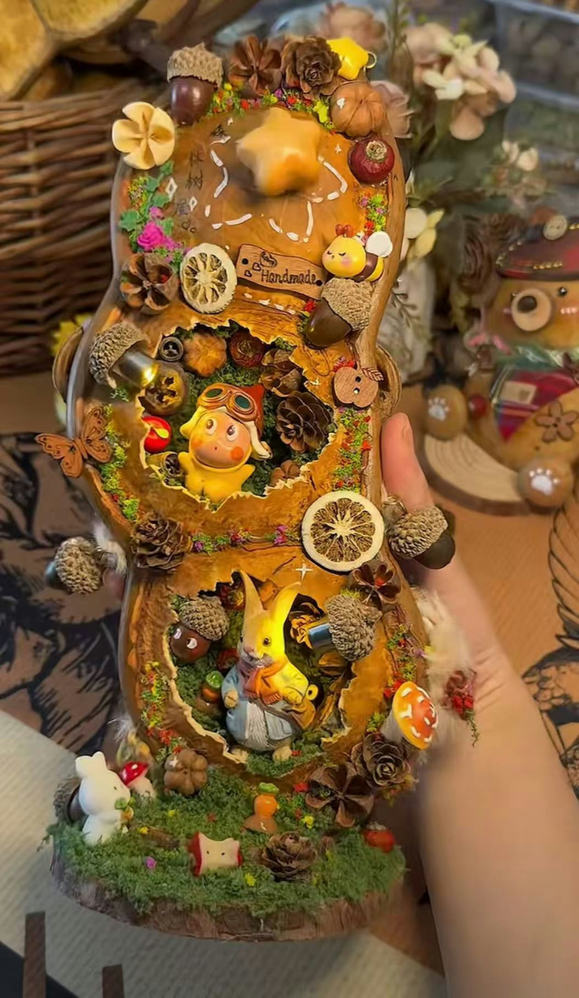 Cô gái thản nhiên quấn