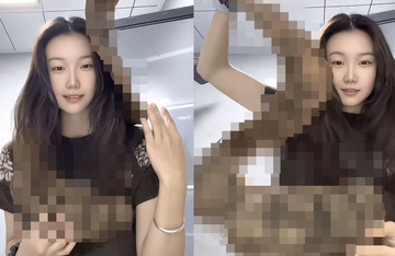 Cô gái thản nhiên quấn 'con rắn' khổng lồ quanh người lên máy bay