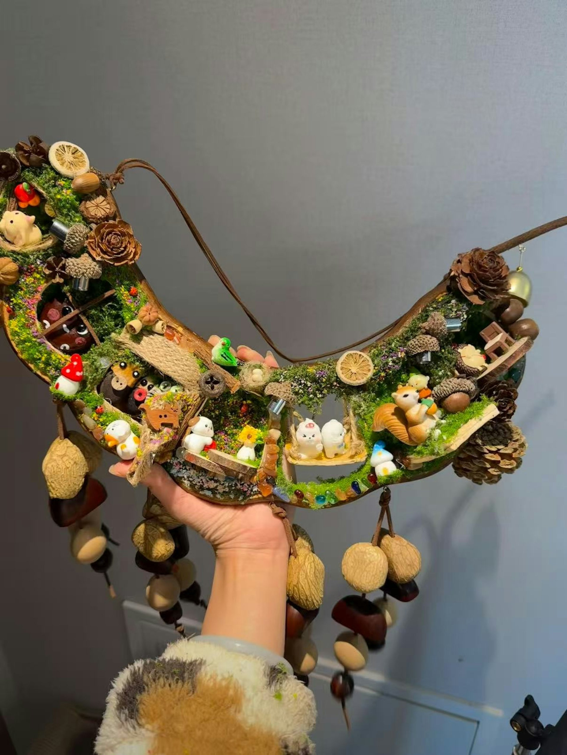 Cô gái thản nhiên quấn