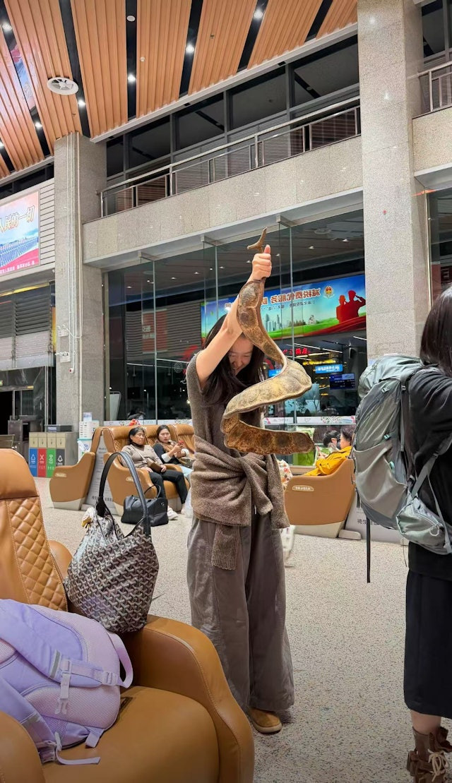 Cô gái thản nhiên quấn