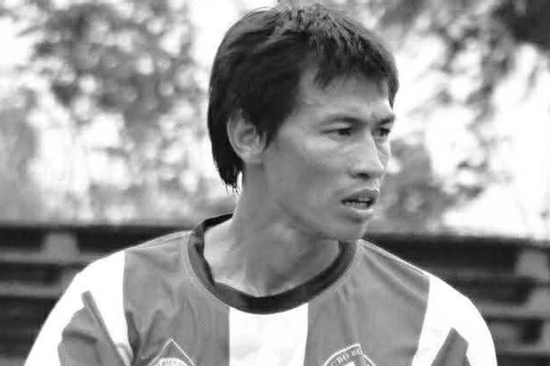 Cựu tiền đạo đội tuyển Việt Nam qua đời ở tuổi 49