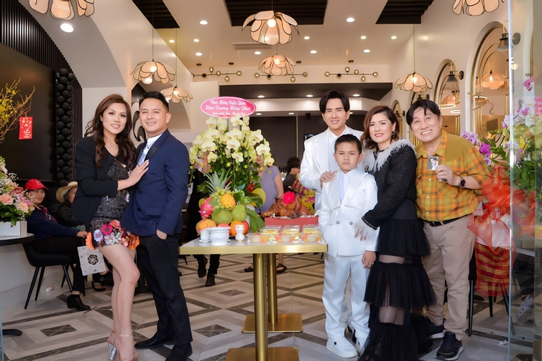 Đan Trường sang Mỹ ủng hộ việc kinh doanh của vợ cũ, khẳng định mối quan hệ thân thiết sau ly hôn