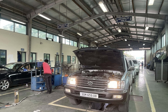 Đăng kiểm đạp hết chân ga đo khí thải, nhiều chủ xe máy dầu 'xót ruột', nín thở