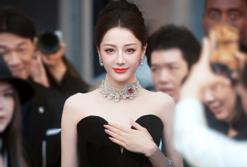 Diễn viên Địch Lệ Nhiệt Ba bị mắt kẹt 72 giờ ở Dubai