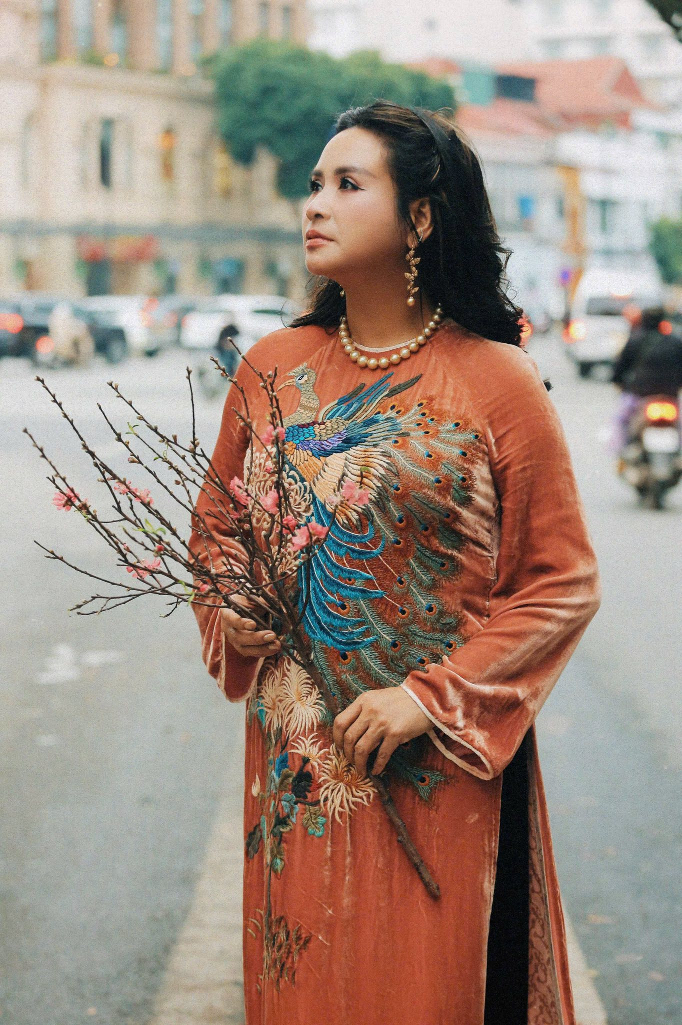 Nữ NSND ở tuổi ngoài 50 khoe nhan sắc với áo dài thêu tay đẹp ngỡ ngàng - Ảnh 3.