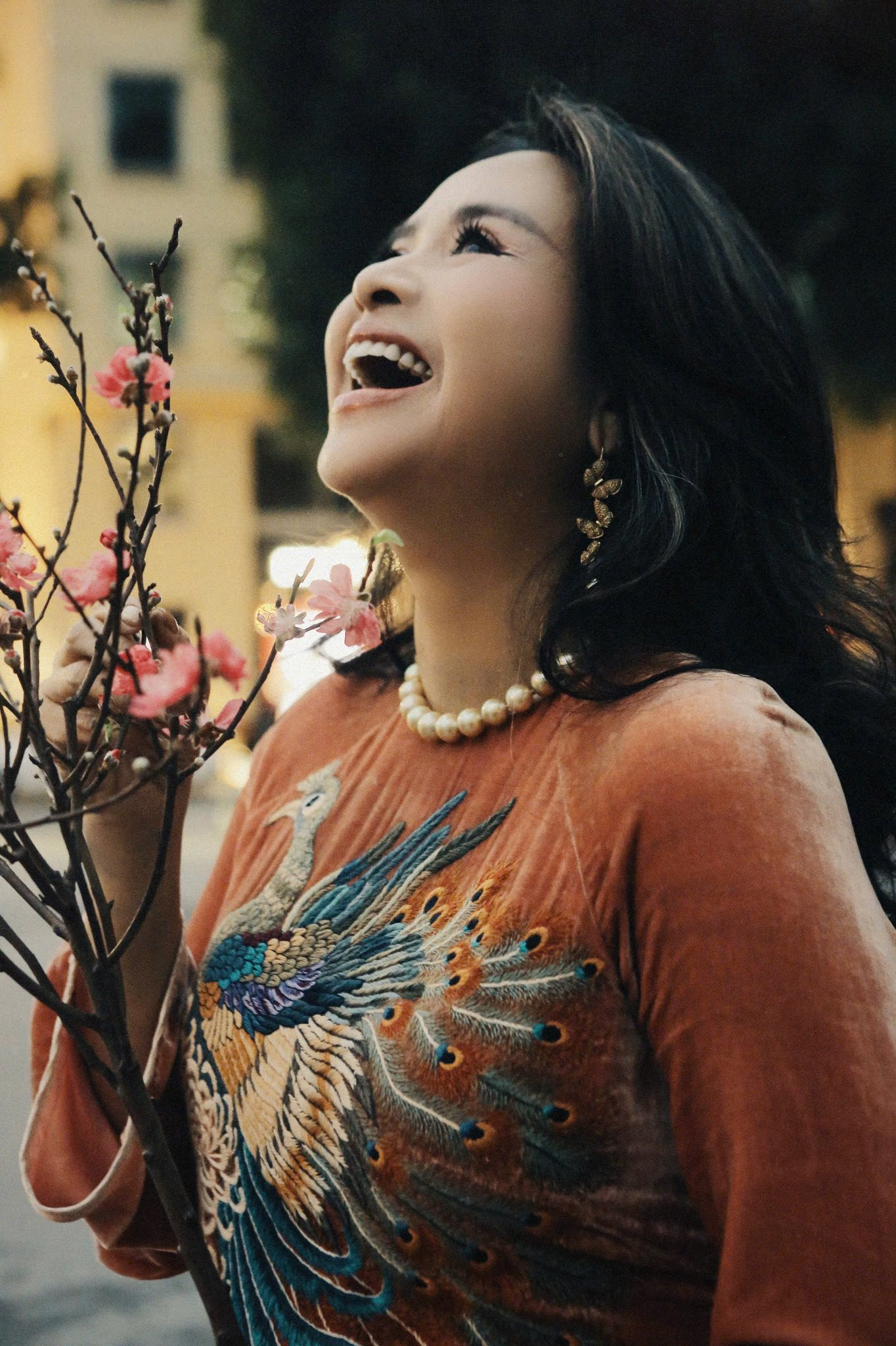 Nữ NSND ở tuổi ngoài 50 khoe nhan sắc với áo dài thêu tay đẹp ngỡ ngàng - Ảnh 7.