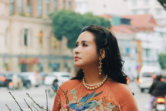 Nữ NSND ở tuổi ngoài 50 khoe nhan sắc với áo dài thêu tay